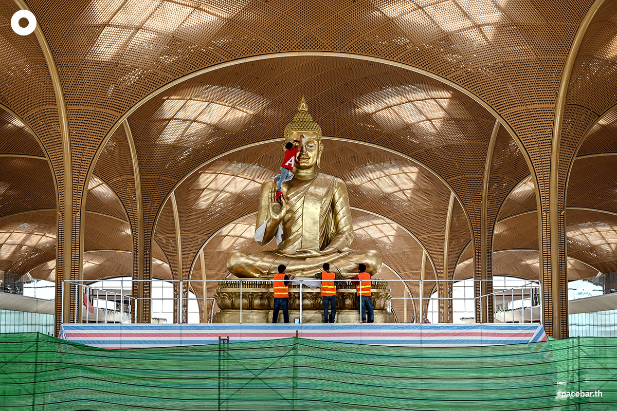PhotoStory-คนงานทำความสะอาดพระพุทธรูปภายในสนามบินนานาชาติเตโชของกัมพูชาก่อนจะเปิดให้บริการอย่างเป็นทางการ Photo by TANG CHHIN Sothy / AFP