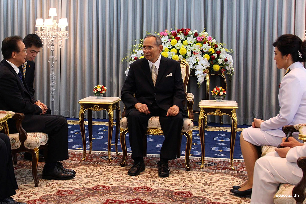 PhotoStory-พระบาทสมเด็จพระบรมชนกาธิเบศร มหาภูมิพลอดุลยเดชมหาราช บรมนาถบพิตร (กลาง) ทรงสนทนากับนายกฯ เวิน เจียเป่า (ซ้าย) โดยมีนายกฯ ยิ่งลักษณ์ ชินวัตร ของไทย (ขวา) นั่งฟังอยู่ด้วย ณ โรงพยาบาลศิริราช กรุงเทพฯ เมื่อวันที่ 21 พฤศจิกายน 2012 (Photo by ROYAL PALACE / ROYAL PALACE / AFP)