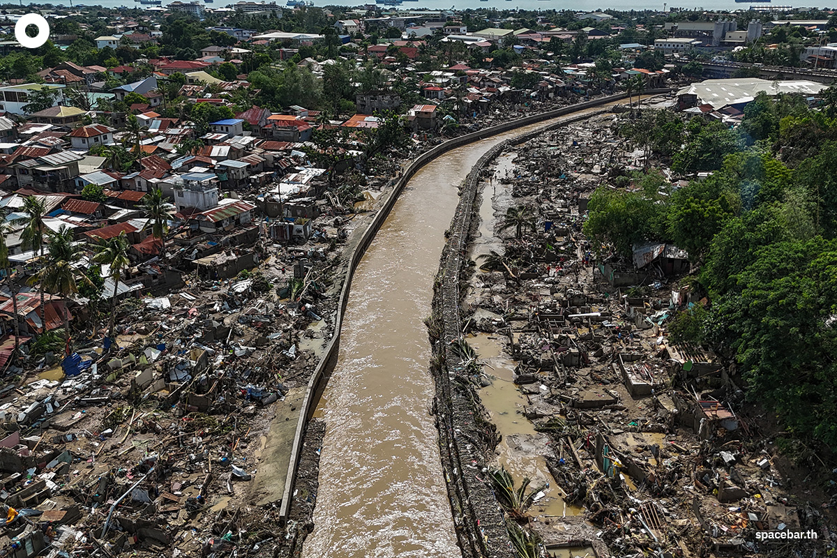 PhotoStory-ภาพถ่ายทางอากาศแสดงให้เห็นบ้านเรือนที่ได้รับความเสียหายจากพายุไต้ฝุ่นคัลแมกี ที่เมืองตาลิเซย์ จังหวัดเซบูที่ได้รับผลกระทบหนักที่สุด Photo by JAM STA ROSA / AFP