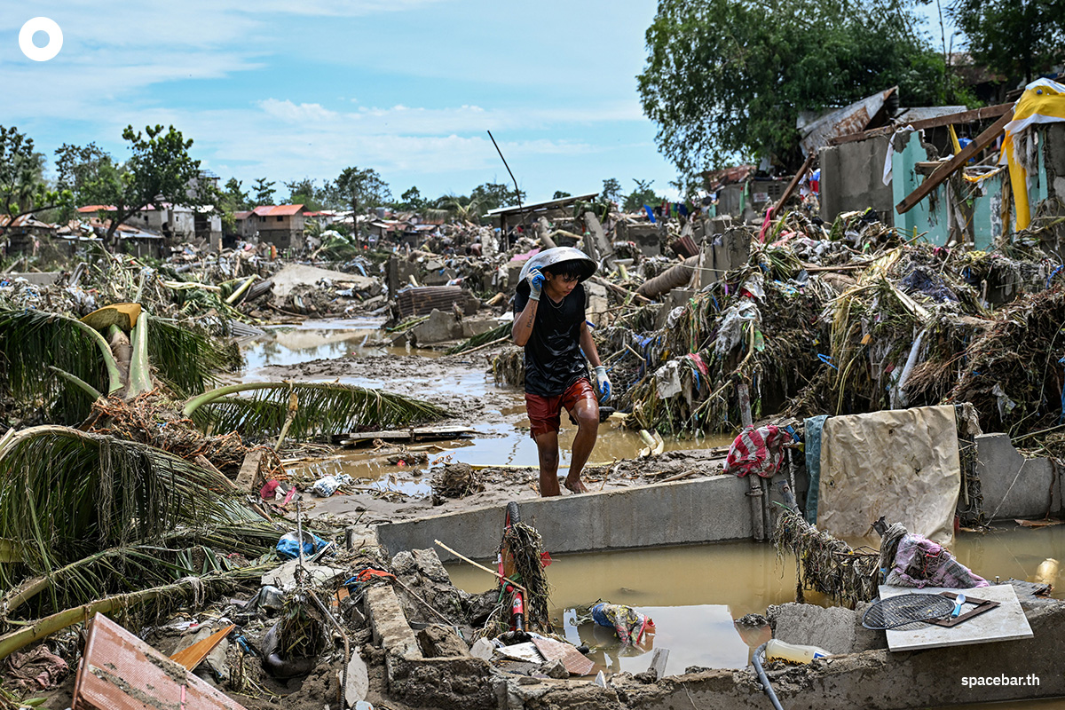 PhotoStory-ชาวบ้านเดินไปตามบ้านเรือนที่ได้รับความเสียหายหลังพายุไต้ฝุ่นคัลแมกีในจังหวัดเซบู Photo by Jam STA ROSA / AFP
