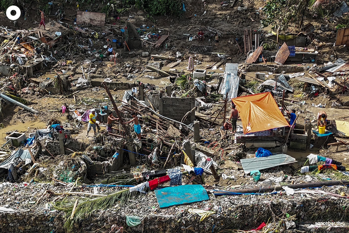 PhotoStory-ชาวบ้านในจังหวัดเซบูที่ได้รับผลกระทบหนักที่สุดจากไต้ฝุ่นคัลแมกีเริ่มกลับเข้าไปสำรวจความเสียหายและทำความสะอาดบ้านเรือนที่ได้รับผลกระทบจากน้ำท่วมครั้งรุนแรงที่สุดในรอบหลายปีที่ผ่านมา Photo by JAM STA ROSA / AFP