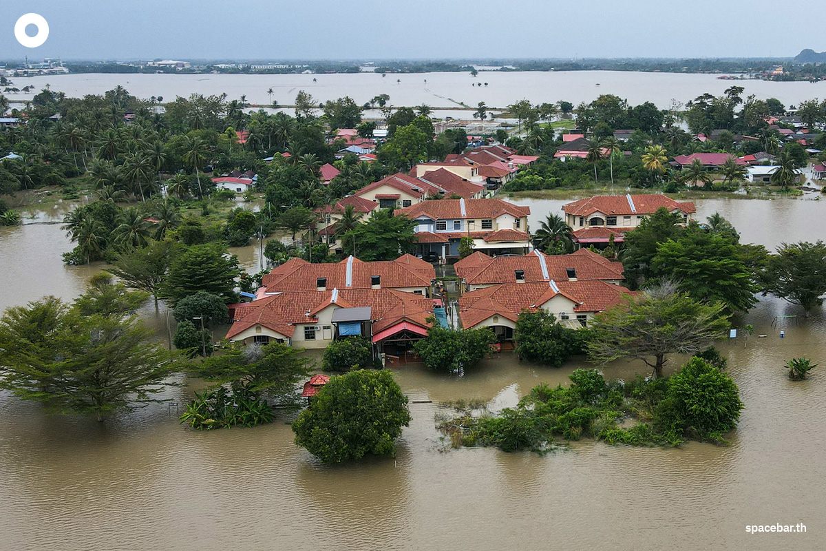 PhotoStory-   ภาพมุมสูงเผยให้เห็นบ้านเรือนที่ถูกน้ำท่วมล้อมรอบในเมืองกังการ์ รัฐเปอร์ลิส ทางตอนเหนือของมาเลเซีย เมื่อวันที่ 27 พฤศจิกายน 2025 (Photo by MOHD RASFAN / AFP) 