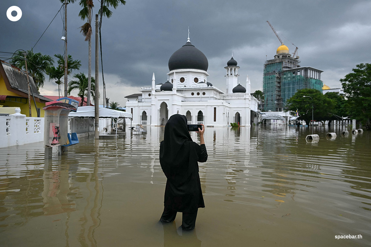 PhotoStory-   หญิงคนหนึ่งกำลังถ่ายภาพมัสยิดที่ถูกน้ำท่วมในเมืองกังการ์ รัฐเปอร์ลิส ทางตอนเหนือของมาเลเซีย เมื่อวันที่ 27 พฤศจิกายน 2025 (Photo by MOHD RASFAN / AFP) 