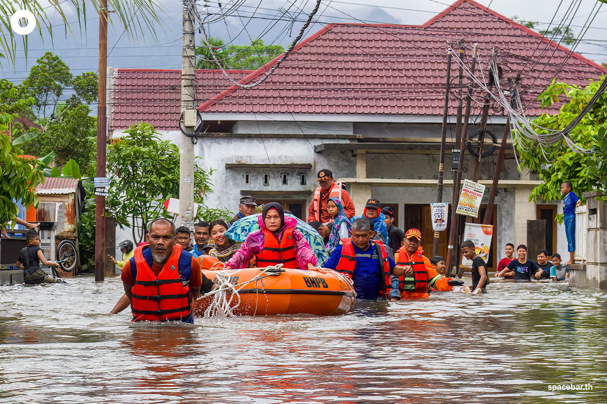 PhotoStory-   ทีมกู้ภัยอพยพผู้ประสบภัยด้วยเรือยาง ท่ามกลางน้ำท่วมที่ไหลบ่าเข้าสู่ย่านที่อยู่อาศัยในเมืองปาดัง จังหวัดสุมาตราตะวันตก อินโดนีเซีย เมื่อวันที่ 25 พฤศจิกายน 2025 (Photo by ADE YUANDHA / AFP) 