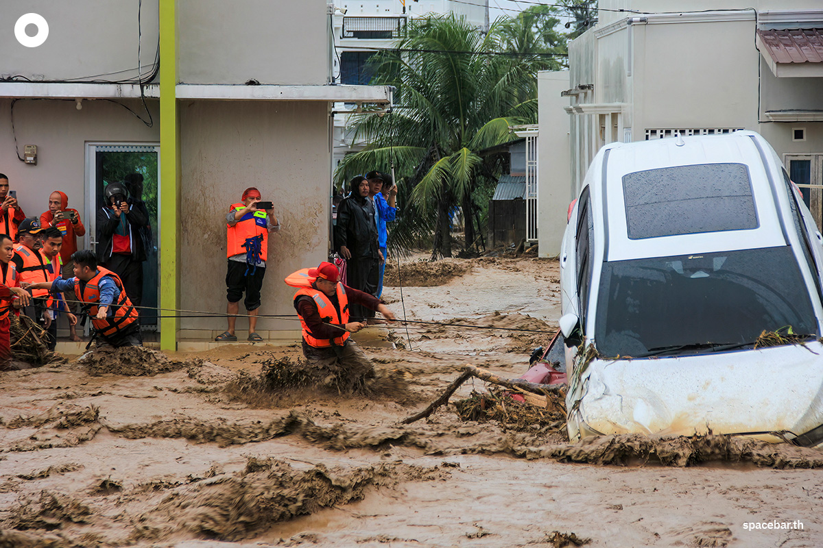 PhotoStory-   เจ้าหน้าที่กู้ภัยลุยน้ำท่วมใช้เชือกช่วยอพยพประชาชนที่ติดอยู่ภายในบ้านเรือน เมืองปาดัง จังหวัดสุมาตราตะวันตก อินโดนีเซีย เมื่อวันที่ 27 พฤศจิกายน 2025 (Photo by REZAN SOLEH / AFP) 