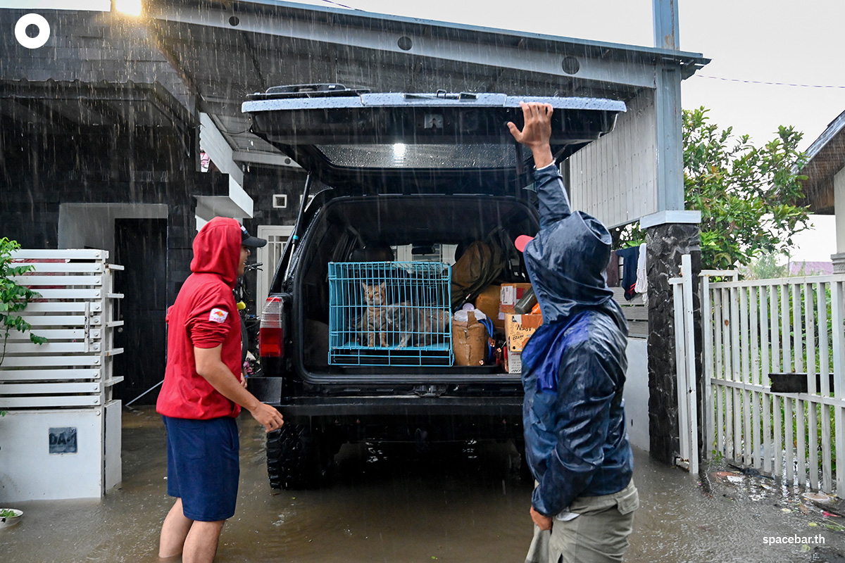 PhotoStory-   ผู้คนกำลังขนของขึ้นรถท่ามกลางน้ำท่วมในพื้นที่อยู่อาศัยเขตดารุล อิมาระห์ ชานเมืองบันดาอาเจะห์ อินโดนีเซีย เมื่อวันที่ 27 พฤศจิกายน 2025 (Photo by CHAIDEER MAHYUDDIN / AFP) 