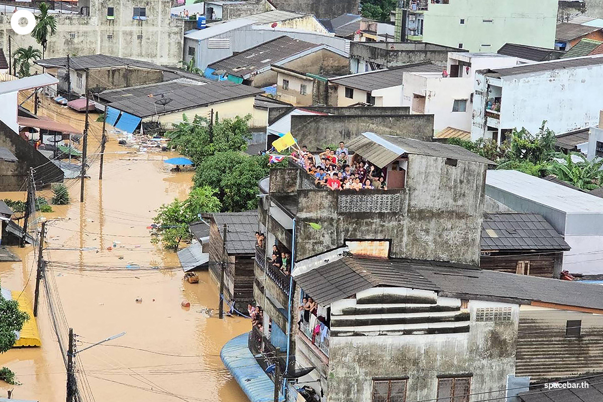 PhotoStory-ภาพถ่ายนี้ถูกถ่ายและเผยแพร่โดยกองทัพเรือไทยเมื่อวันที่ 26 พฤศจิกายน 2025 เผยให้เห็นผู้คนที่โผล่หน้าออกมาทางหน้าต่าง และอยู่บนดาดฟ้าจากบ้านเรือนที่ถูกล้อมรอบไปด้วยน้ำท่วม ในอำเภอหาดใหญ่ (Photo by HANDOUT / ROYAL THAI NAVY / AFP) 