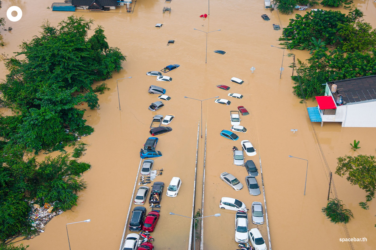 PhotoStory-   ภาพถ่ายทางอากาศนี้ถ่ายเมื่อวันที่ 26 พฤศจิกายน 2025 เผยให้เห็นรถยนต์หลายคันจมอยู่ใต้น้ำในอำเภอหาดใหญ่ จังหวัดสงขลา (Photo by : CHONMAHATRAKOOL / THAI NEWS PIX / AFP) 