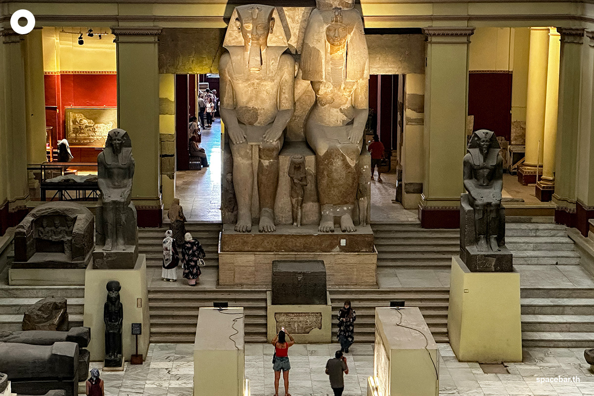 PhotoStory-นักท่องเที่ยวถ่ายรูปรูปปั้นขนาดมหึมาสูง 8 เมตรของกษัตริย์อียิปต์โบราณ อเมนโฮเทปที่ 3 (1391–1353 ปีก่อนคริสตกาล) (Photo by Khaled DESOUKI / AFP)