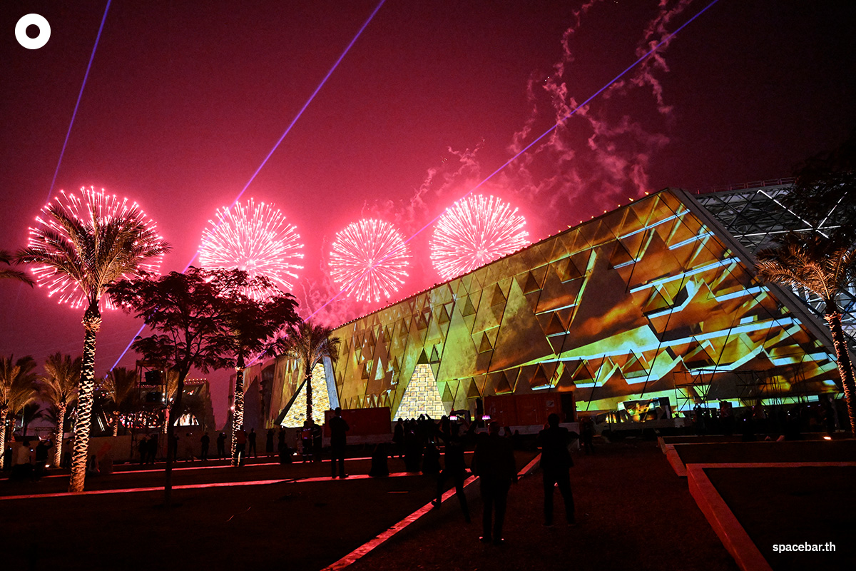 PhotoStory-ดอกไม้ไฟส่องสว่างบนท้องฟ้าระหว่างพิธีเปิดพิพิธภัณฑ์ Grand Egyptian Museum ในเมืองกิซ่า ชานเมืองทางตะวันตกเฉียงใต้ของกรุงไคโร เมื่อวันที่ 1 พฤศจิกายน 2025 (Photo by Khaled DESOUKI / AFP)