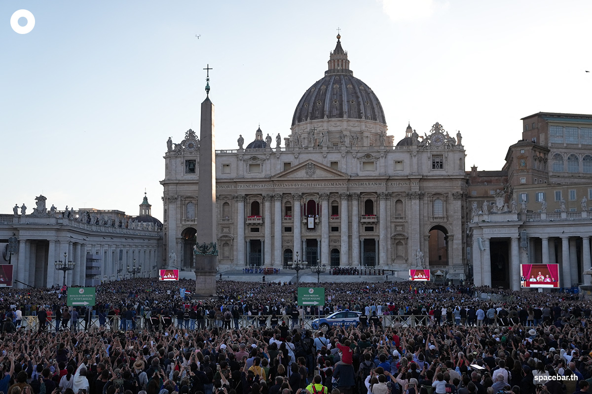 photo-story-first-american-pope-address-the-world-SPACEBAR-Photo08 (1).jpg