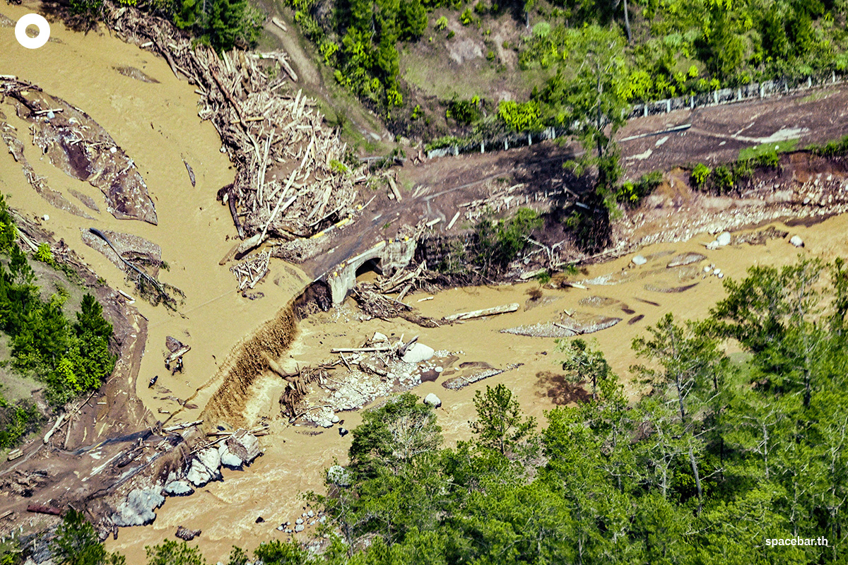 PhotoStory-   ภาพถ่ายมุมสูงเผยให้เห็นสะพานที่ได้รับความเสียหายจากน้ำท่วมฉับพลันในเขตปกครองเบเนอร์ เมเรียะห์ จังหวัดอาเจะห์ อินโดนีเซีย เมื่อวันที่ 4 ธันวาคม 2025 (Photo by CHAIDEER MAHYUDDIN / AFP)    