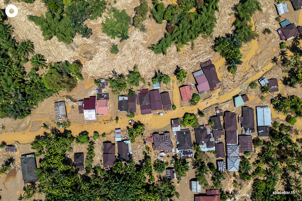 PhotoStory-   ภาพถ่ายมุมสูงเผยให้เห็นบ้านเรือนท่ามกลางน้ำท่วมฉับพลันในหมู่บ้านตุกกา อำเภอตาปานูลีกลาง จังหวัดสุมาตราเหนือ อินโดนีเซีย เมื่อวันที่ 3 ธันวาคม 2025 (Photo by YT HARIONO / AFP) 