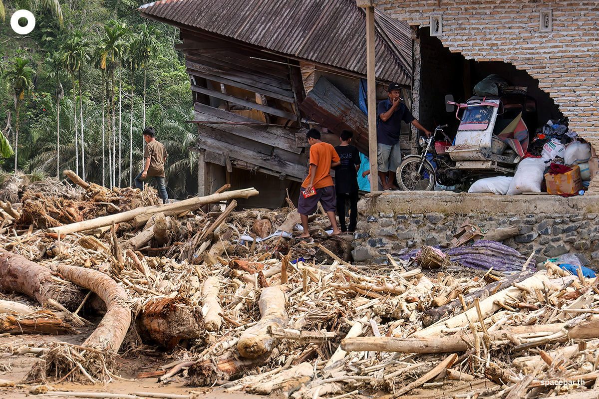 PhotoStory-   ชาวบ้านเก็บซากบ้านเรือนที่ได้รับความเสียหายจากน้ำท่วมฉับพลันและดินถล่มในหมู่บ้านเอก กาโรกา ตำบลตาปานูลีใต้ จังหวัดสุมาตราเหนือ อินโดนีเซีย เมื่อวันที่ 4 ธันวาคม 2025 (Photo by AHMAD RIDWAN NASUTION / AFP) 