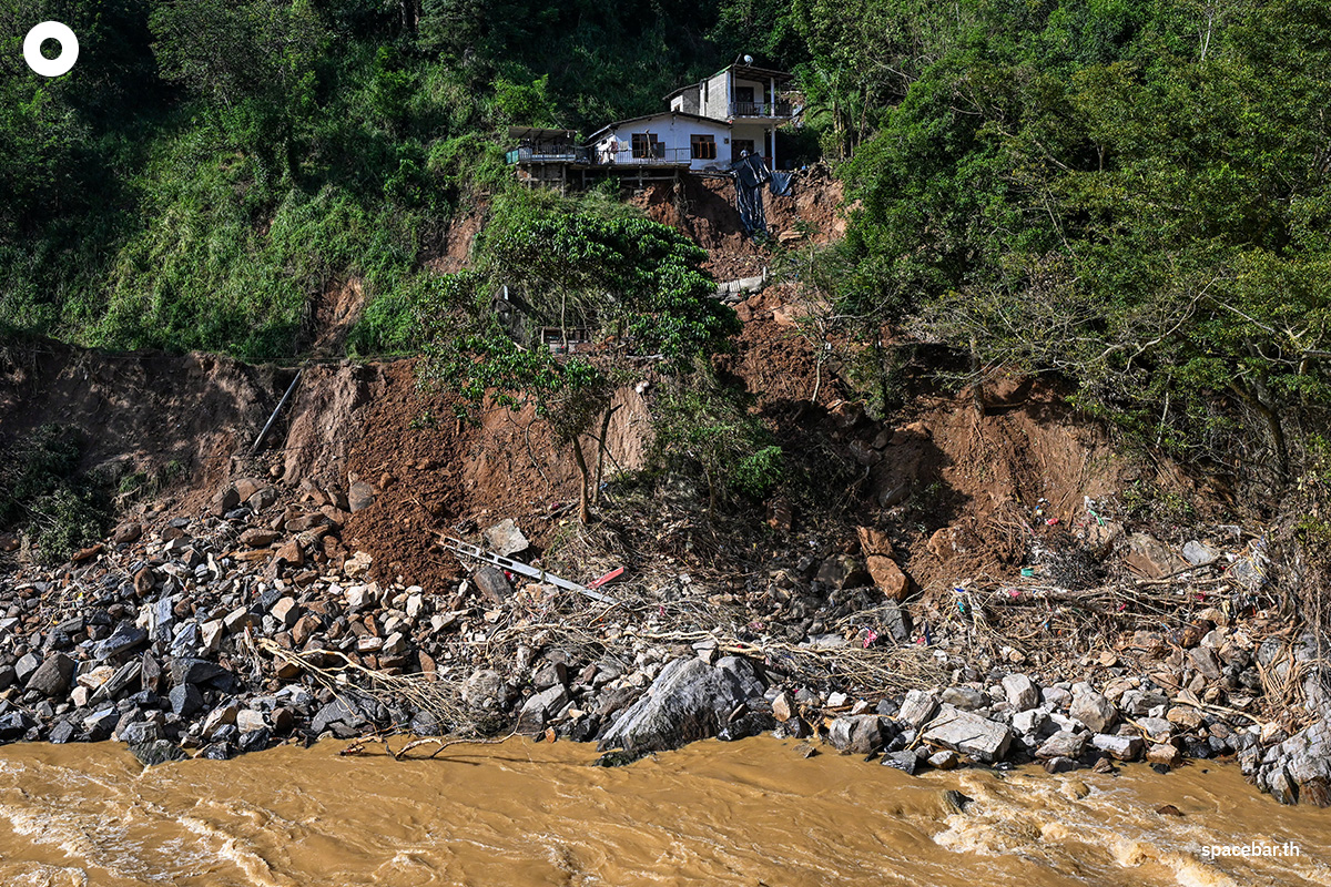 PhotoStory-   ภาพบ้านเรือนที่ได้รับความเสียหายบริเวณที่เกิดดินถล่มหลังพายุไซโคลนดิตวะฮ์พัดถล่ม ในหมู่บ้านวาราเธนนา เมืองกัณฏิ ศรีลังกา เมื่อวันที่ 4 ธันวาคม 2025 (Photo by ISHARA S. KODIKARA / AFP) 