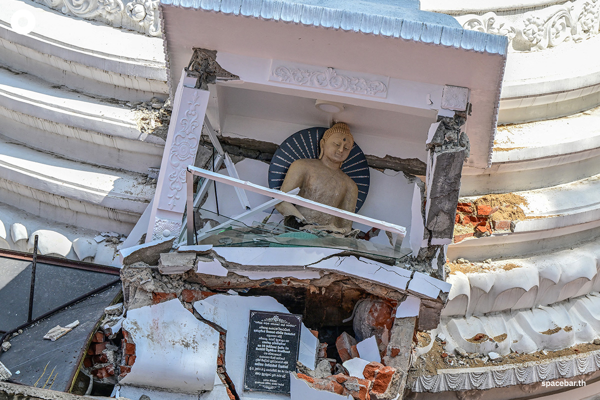 PhotoStory-   พระพุทธรูปในสภาพที่เสียหายจากเหตุดินถล่มหลังพายุไซโคลนดิตวะฮ์พัดถล่มในเขตกัมโปลา เมืองกัณฏิ ศรีลังกา เมื่อวันที่ 4 ธันวาคม 2025 (Photo by ISHARA S. KODIKARA / AFP) 