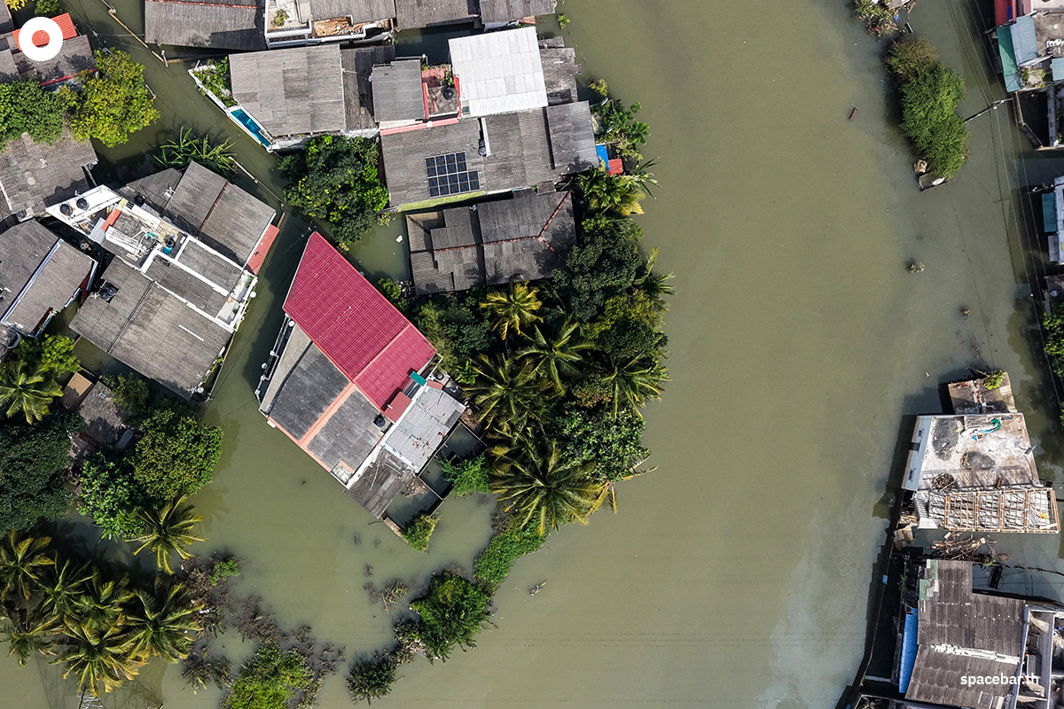 PhotoStory-   ภาพมุมมองทางอากาศเผยให้เห็นบ้านเรือนบางส่วนจมอยู่ใต้น้ำอันเนื่องมาจากฝนตกหนักหลังพายุไซโคลนดิตวะฮ์ถล่มเมืองเวลลัมปิติยา ชานเมืองโคลัมโบ ศรีลังกา เมื่อวันที่ 3 ธันวาคม 2025 (Photo by AFP) 