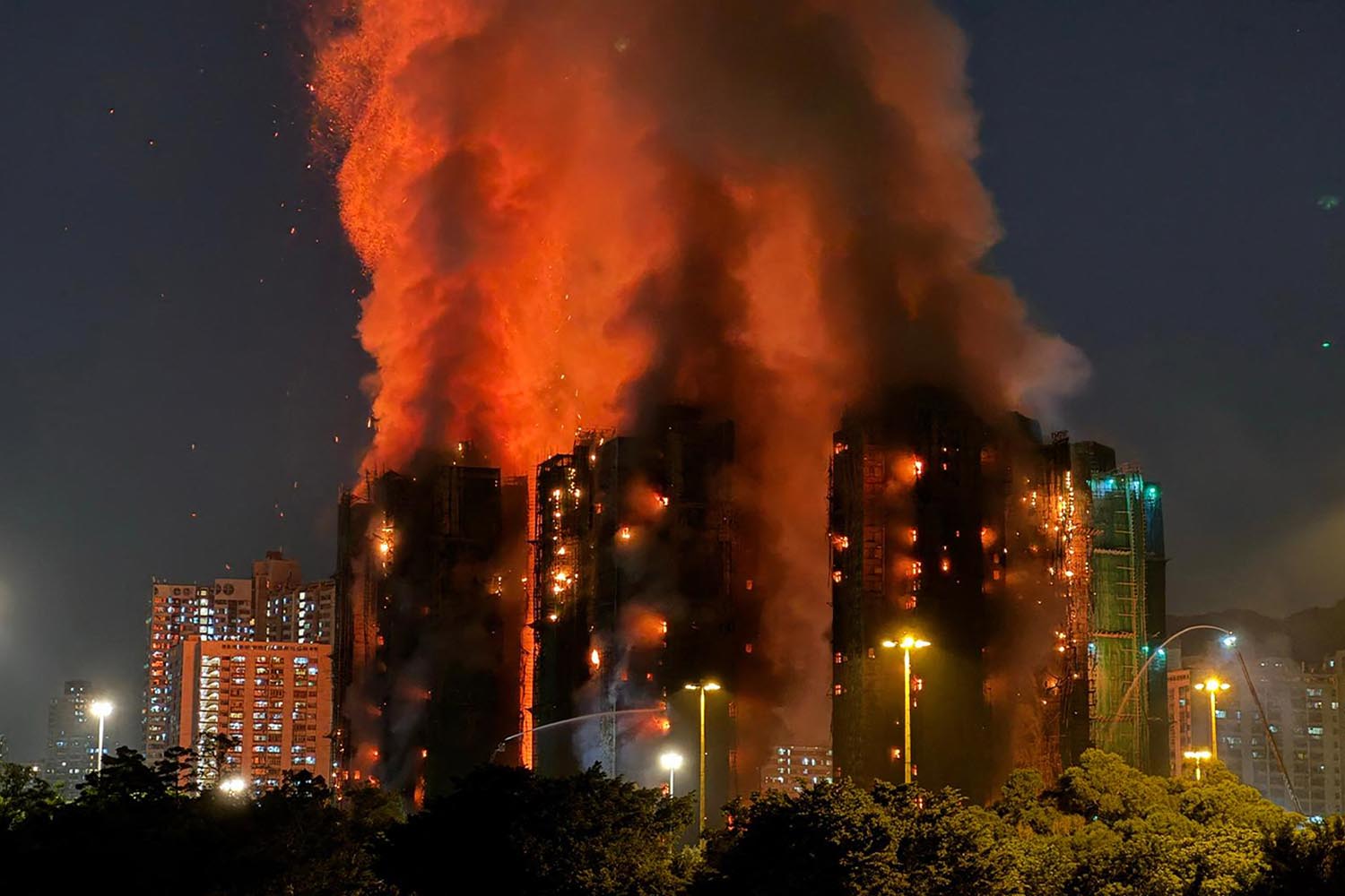 PhotoStory- กลุ่มควัน และเปลวไฟพวยพุ่งขึ้นขณะเกิดเพลิงไหม้ครั้งใหญ่ในโครงการอาคารที่พักอาศัย ‘หวั่งฟกคอร์ต’ เขตไทโปของฮ่องกง เมื่อวันที่ 26 พฤศจิกายน 2025 (Photo by YAN ZHAO / AFP)