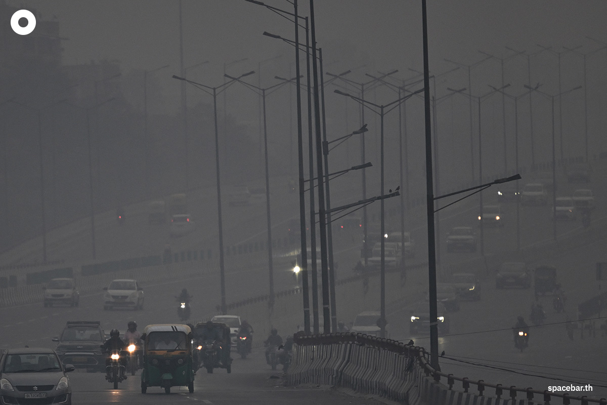 PhotoStory-   ผู้ใช้รถใช้ถนนต่างขับรถฝ่าหมอกควันหนาทึบในกรุงนิวเดลี เมื่อวันที่ 21 ตุลาคม 2025 (Photo by : ARUN SANKAR / AFP)   