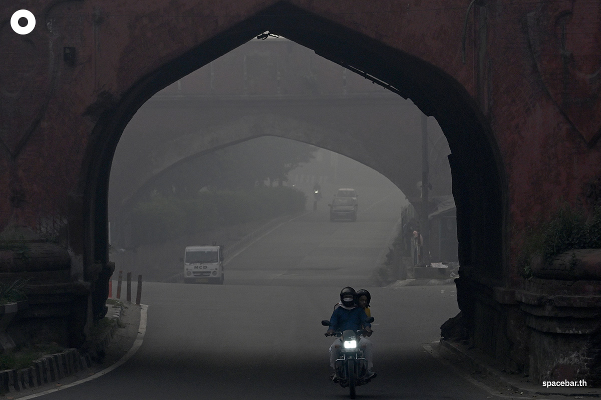 PhotoStory-   รถมอเตอร์ไซค์คันหนึ่งขับฝ่าหมอกควันหนาทึบในกรุงนิวเดลี เมื่อวันที่ 21 ตุลาคม 2025 หนึ่งวันหลังจากเทศกาลดิวาลี หรือเทศกาลแห่งแสงไฟของชาวฮินดู (Photo by : ARUN SANKAR / AFP)  