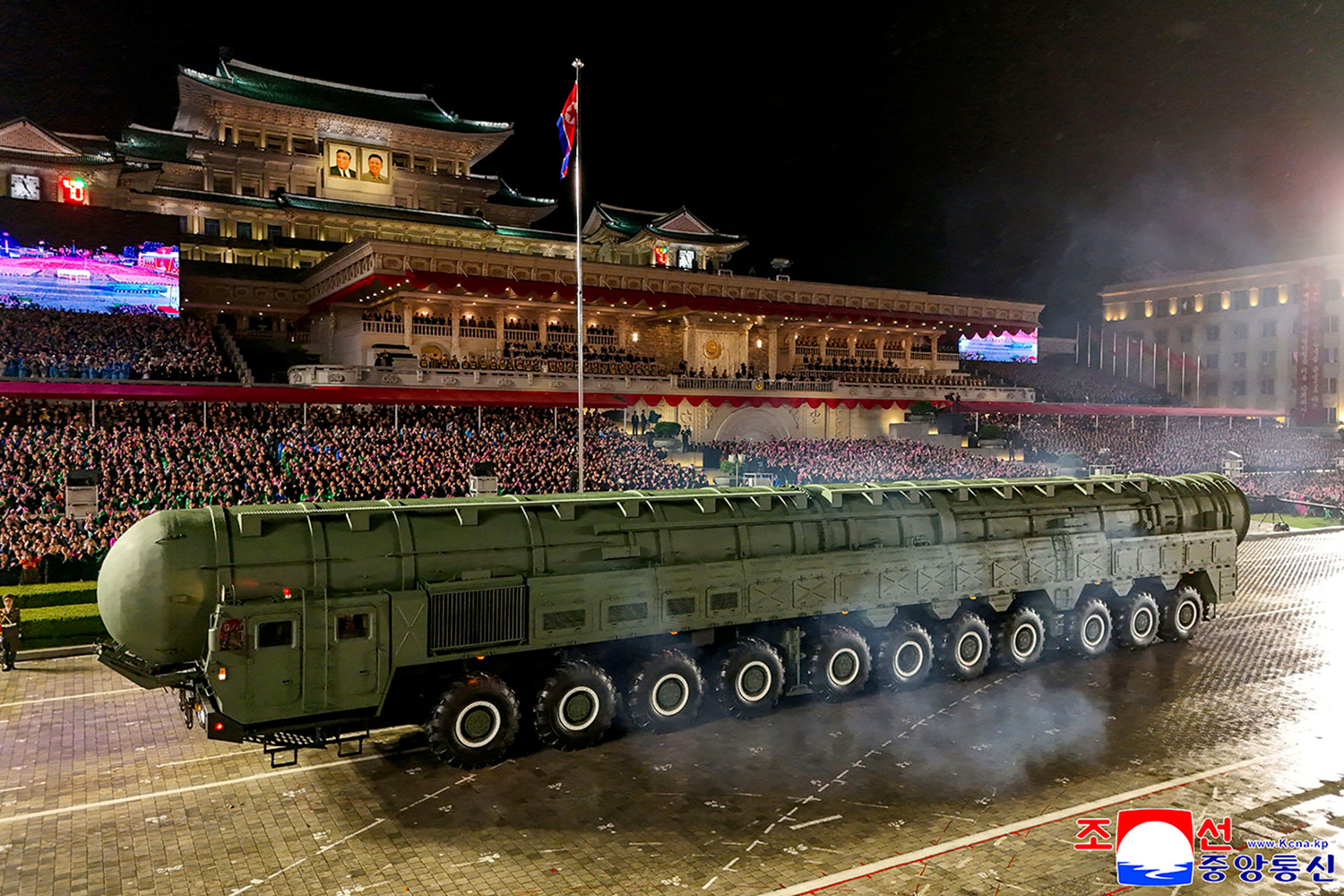 PhotoStory-   ภาพถ่ายขีปนาวุธฮวาซอง-20 (Hwasong-20) ขีปนาวุธข้ามทวีป (ICBM) รุ่นใหม่ ในขบวนพาเหรดทางทหารเพื่อเฉลิมฉลองครบรอบ 80 ปีการก่อตั้งพรรคแรงงานเกาหลีในกรุงเปียงยาง เมื่อวันที่ 10 ตุลาคม 2025 (Photo by KCNA VIA KNS / AFP)
