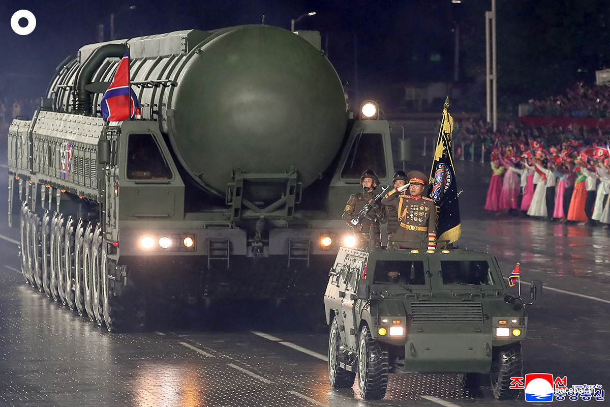 PhotoStory-ภาพถ่ายขีปนาวุธฮวาซอง-20 (Hwasong-20) ขีปนาวุธข้ามทวีป (ICBM) รุ่นใหม่ ในขบวนพาเหรดทางทหารเพื่อเฉลิมฉลองครบรอบ 80 ปีการก่อตั้งพรรคแรงงานเกาหลีในกรุงเปียงยาง เมื่อวันที่ 10 ตุลาคม 2025 (Photo by KCNA VIA KNS / AFP) 