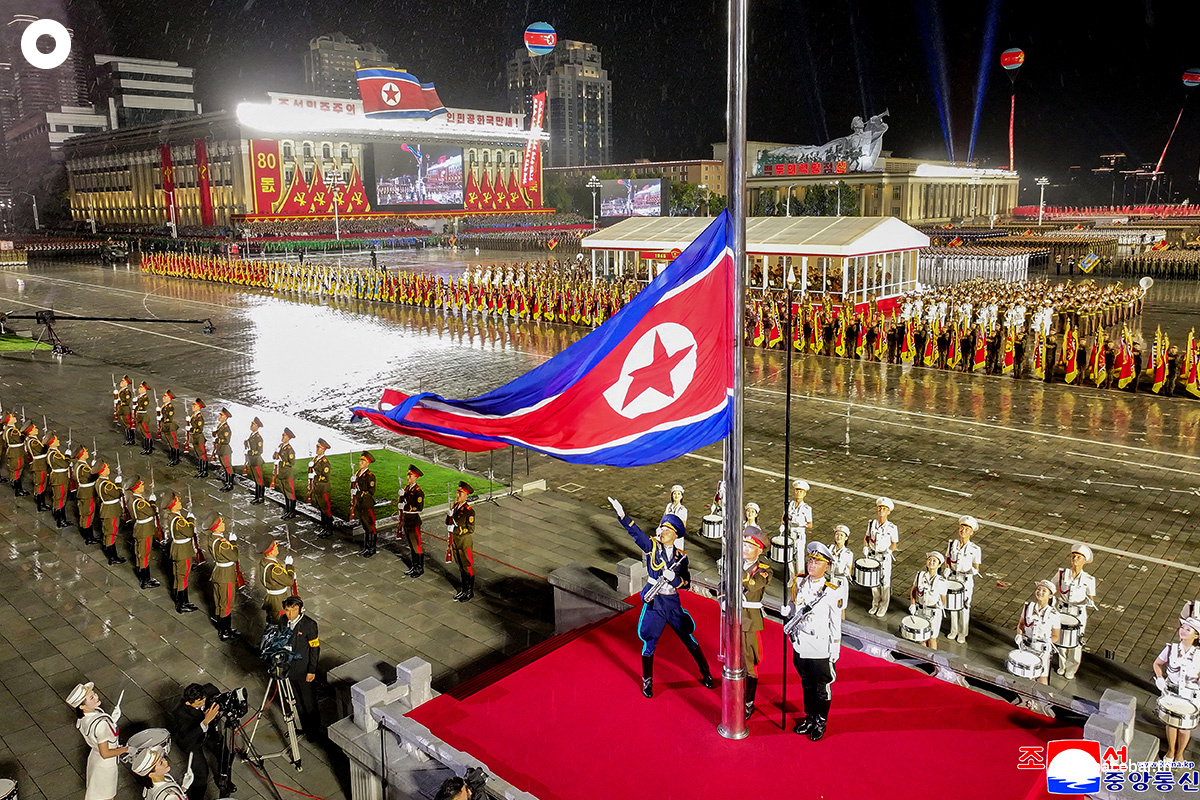 PhotoStory-ขบวนพาเหรดทหารเดินสวนสนามเฉลิมฉลองครบรอบ 80 ปีการก่อตั้งพรรคแรงงานเกาหลี ที่จัตุรัสคิม อิลซอง ในเปียงยาง (Photo by KCNA VIA KNS / AFP) 