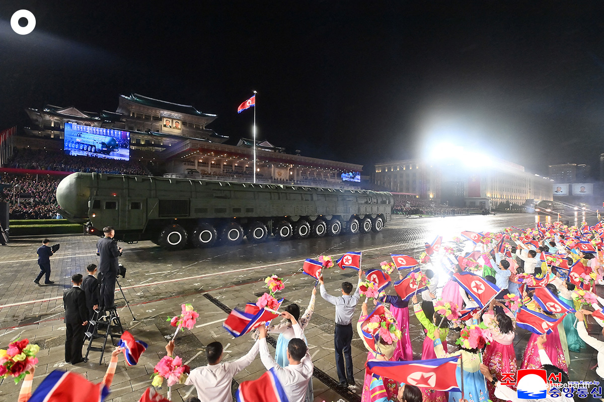 PhotoStory-   ขีปนาวุธฮวาซอง-20 (Hwasong-20) ขีปนาวุธข้ามทวีป (ICBM) รุ่นใหม่ ในขบวนพาเหรดทางทหารเฉลิมฉลองครบรอบ 80 ปีการก่อตั้งพรรคแรงงานเกาหลีในกรุงเปียงยาง เมื่อวันที่ 10 ตุลาคม 2025 (Photo by KCNA VIA KNS / AFP)   
