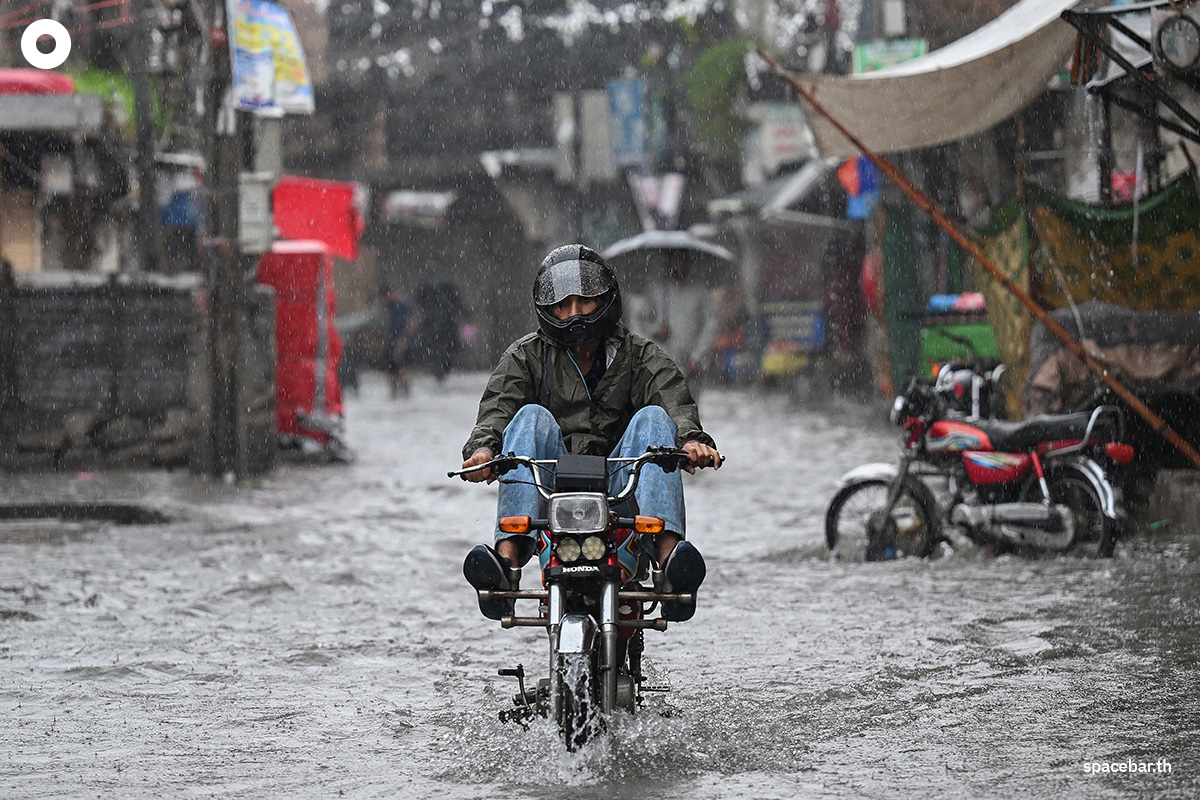 PhotoStory-   ชายคนหนึ่งขี่มอเตอร์ไซค์ฝ่าน้ำท่วมท่ามกลางฝนที่กำลังตกในช่วงมรสุมที่เมืองราวัลปินดี เมื่อวันที่ 17 กรกฎาคม 2025 (Photo by Aamir QURESHI / AFP) 