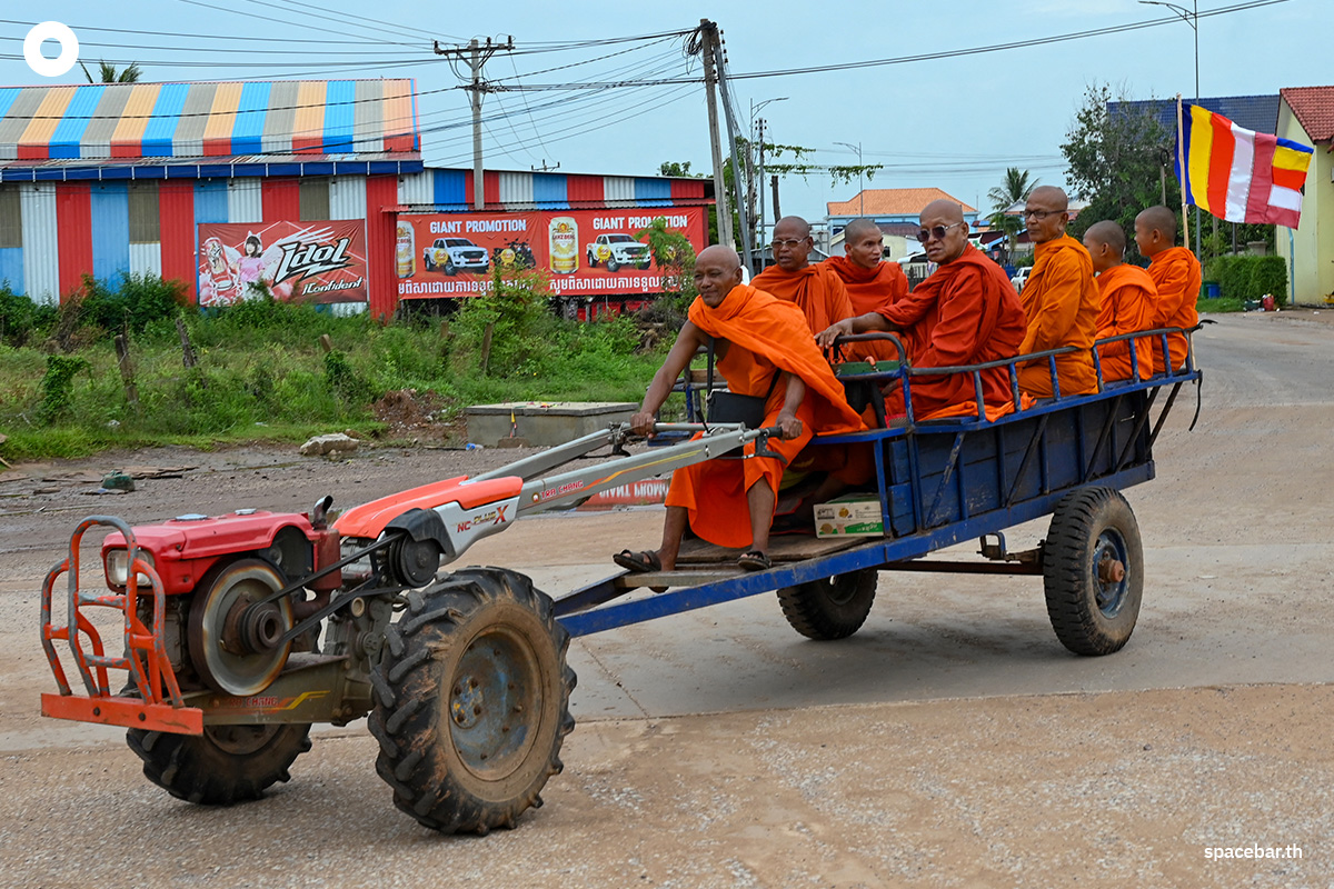 PhotoStory-   เหล่าพระภิกษุสามเณรขับรถเครื่องอพยพออกจากวัดที่อยู่บริเวณชายแดนมารวมตัวในที่พักพิงชั่วคราว จังหวัดอุดรมีชัย เมื่อวันที่ 26 กรกฎาคม 2025 (Photo by TANG CHHIN Sothy / AFP) 