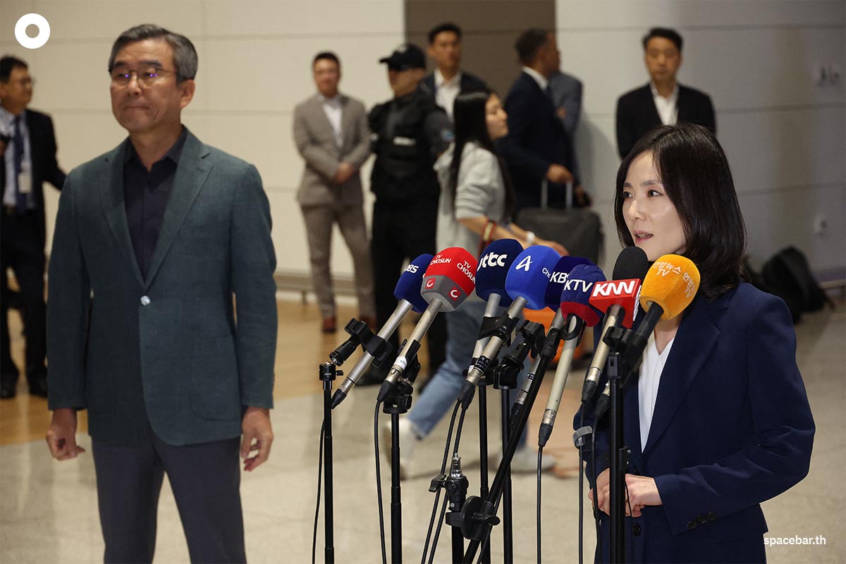 PhotoStory-   คิม จีนา รัฐมนตรีช่วยว่าการกระทรวงการต่างประเทศเกาหลีใต้คนที่สอง (ขวา) ให้สัมภาษณ์กับสื่อมวลชน และพัค ซอง-จู (ซ้าย) หัวหน้าสำนักงานสอบสวนแห่งชาติ ยืนอยู่ข้างๆ ที่สนามบินนานาชาติอินชอน ประเทศเกาหลีใต้ ก่อนเดินทางไปกัมพูชา เมื่อวันที่ 15 ต.ค.2025 (Photo by : YONHAP / AFP)   