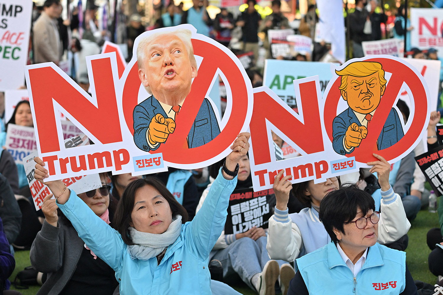 PhotoStory- ผู้ประท้วงชาวเกาหลีใต้ถือป้ายที่มีข้อความว่า ‘No Trump’ ระหว่างการชุมนุมประท้วงต่อต้านการเยือนของประธานาธิบดีโดนัลด์ ทรัมป์ ของสหรัฐฯ เพื่อเข้าร่วมการประชุมสุดยอดความร่วมมือทางเศรษฐกิจเอเชีย-แปซิฟิก (APEC) ในเมืองคยองจู เมื่อวันที่ 29 ตุลาคม 2025 (Photo by Jung Yeon-je / AFP)
