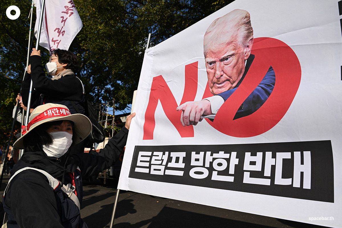 PhotoStory- ผู้ประท้วงชาวเกาหลีใต้ถือป้ายที่มีข้อความว่า ‘No Trump’ ระหว่างการชุมนุมประท้วงต่อต้านการเยือนของประธานาธิบดีโดนัลด์ ทรัมป์ ของสหรัฐฯ เพื่อเข้าร่วมการประชุมสุดยอดความร่วมมือทางเศรษฐกิจเอเชีย-แปซิฟิก (APEC) ในเมืองคยองจู เมื่อวันที่ 29 ตุลาคม 2025 (Photo by Jung Yeon-je / AFP)