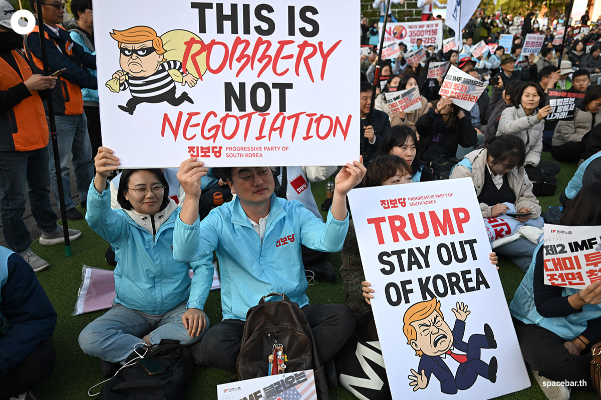 PhotoStory- ผู้ประท้วงชาวเกาหลีใต้ถือป้ายที่มีข้อความว่า ‘ทรัมป์ ออกไปให้ห่างจากเกาหลี’ ‘นี่คือการปล้น ไม่ใช่การเจรจา’ ระหว่างการชุมนุมประท้วงต่อต้านการเยือนของประธานาธิบดีโดนัลด์ ทรัมป์ ของสหรัฐฯ เพื่อเข้าร่วมการประชุมสุดยอดความร่วมมือทางเศรษฐกิจเอเชีย-แปซิฟิก (APEC) ในเมืองคยองจู เมื่อวันที่ 29 ตุลาคม 2025 (Photo by Jung Yeon-je / AFP)