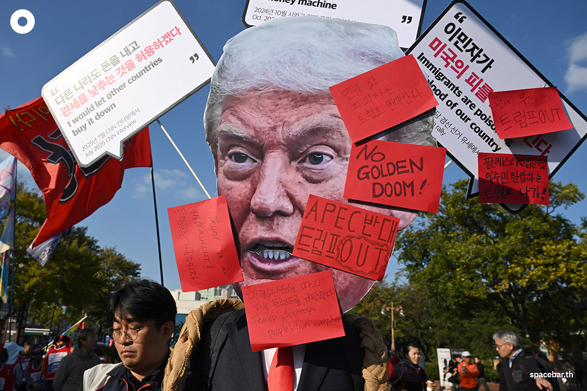 PhotoStory- ผู้ประท้วงชาวเกาหลีใต้คนหนึ่งสวมหน้ากากทรัมป์ระหว่างร่วมชุมนุมประท้วงต่อต้านการเยือนของประธานาธิบดีทรัมป์ที่เดินทางมาเข้าร่วมการประชุมสุดยอดความร่วมมือทางเศรษฐกิจเอเชีย-แปซิฟิก (APEC) ในเมืองคยองจู เมื่อวันที่ 29 ตุลาคม 2025 (Photo by Jung Yeon-je / AFP)
