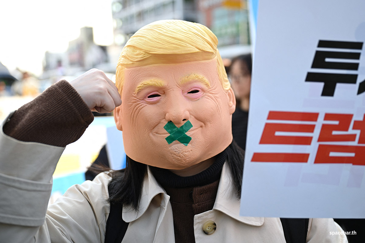 PhotoStory- ผู้ประท้วงชาวเกาหลีใต้คนหนึ่งสวมหน้ากากทรัมป์ระหว่างร่วมชุมนุมประท้วงต่อต้านการเยือนของประธานาธิบดีทรัมป์ที่เดินทางมาเข้าร่วมการประชุมสุดยอดความร่วมมือทางเศรษฐกิจเอเชีย-แปซิฟิก (APEC) ในเมืองคยองจู เมื่อวันที่ 29 ตุลาคม 2025 (Photo by Jung Yeon-je / AFP)