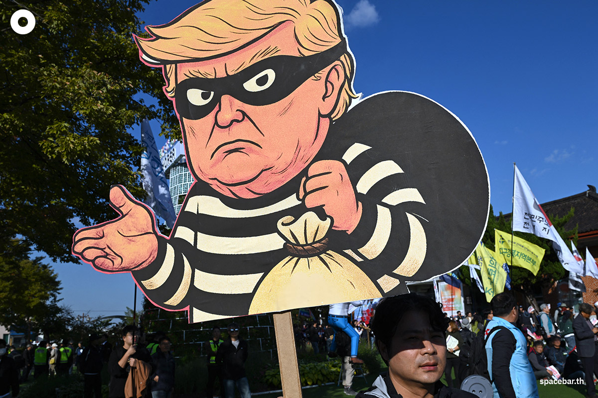 PhotoStory- ผู้ประท้วงชาวเกาหลีใต้ถือป้ายที่มีภาพล้อเลียนของ ‘ทรัมป์ในคราบโจร’ ระหว่างร่วมชุมนุมประท้วงต่อต้านการเยือนของประธานาธิบดีทรัมป์ของสหรัฐฯ เมื่อวันที่ 29 ตุลาคม 2025 (Photo by Jung Yeon-je / AFP)