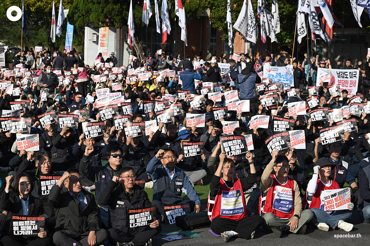 PhotoStory- ผู้ประท้วงชาวเกาหลีใต้หลายร้อยคนต่างพากันถือป้ายระหว่างร่วมชุมนุมประท้วงต่อต้านการเยือนของประธานาธิบดีโดนัลด์ ทรัมป์ ของสหรัฐฯ เมื่อวันที่ 29 ตุลาคม 2025 (Photo by Jung Yeon-je / AFP)