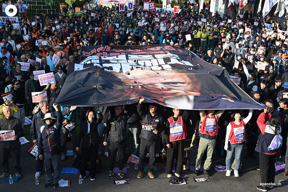 PhotoStory- ผู้ประท้วงชาวเกาหลีใต้กำลังฉีกป้ายขนาดใหญ่ที่มีรูปของทรัมป์ระหว่างการชุมนุมประท้วงต่อต้านการเยือนของประธานาธิบดีโดนัลด์ ทรัมป์ของสหรัฐฯ เมื่อวันที่ 29 ตุลาคม 2025 (Photo by Jung Yeon-je / AFP)