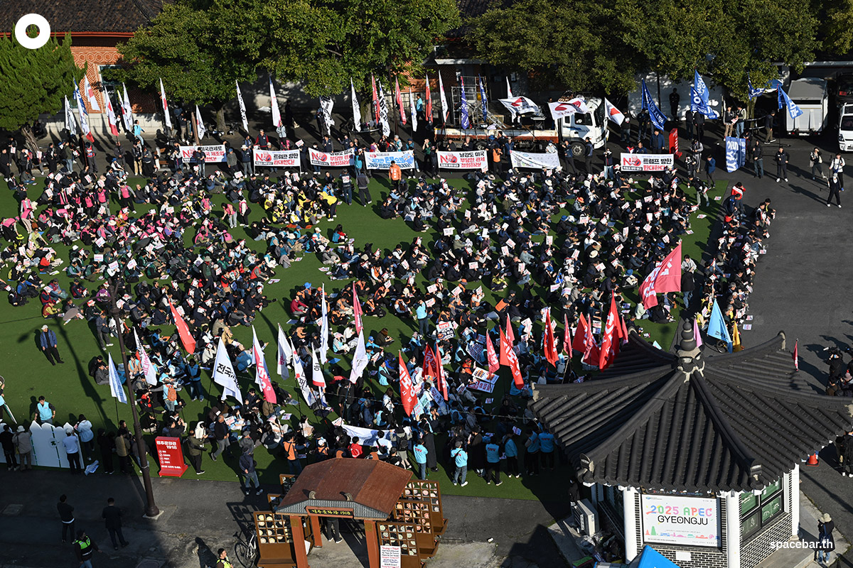 PhotoStory- ภาพถ่ายมุมสูงเผยให้เห็นผู้ประท้วงชาวเกาหลีใต้หลายร้อยคนระหว่างชุมนุมประท้วงต่อต้านการเยือนของประธานาธิบดีโดนัลด์ ทรัมป์ ของสหรัฐฯ เมื่อวันที่ 29 ตุลาคม 2025 (Photo by Jung Yeon-je / AFP)