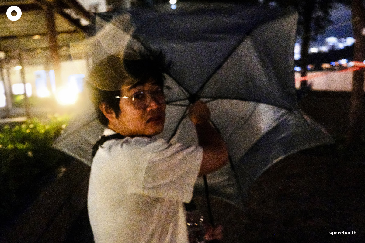 PhotoStory-ชายคนหนึ่งถือร่มท่ามกลางลมแรงรอบเขตที่อยู่อาศัยเฮงฟาชวน ท่ามกลางพายุไต้ฝุ่นรากาซาที่กำลังพัดเข้าใกล้ฮ่องกงเมื่อวันที่ 23 กันยายน 2025 (Photo by Tommy WANG / AFP)