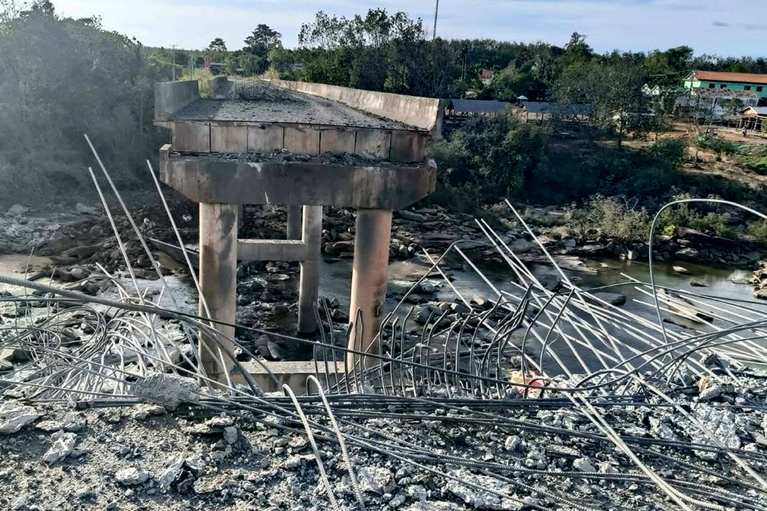 PhotoStory-ภาพถ่ายที่เผยแพร่โดยสำนักข่าว Agence Kampuchea Press (AKP) เมื่อวันที่ 13 ธ.ค. 2025 แสดงให้เห็นสะพานจัยจุมเนี๊ยะที่เสียหายกองทัพอากาศส่ง F-16 ทิ้งไข่ถล่มเพื่อตัดเส้นทางลำเลียงอาวุธ Photo by AKP / AGENCE KAMPUCHEA PRESS (AKP) / AFP