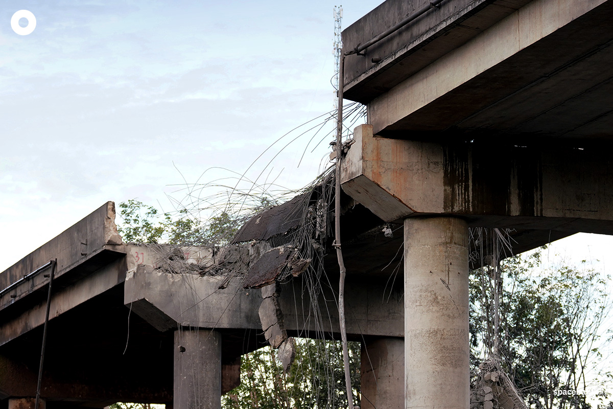 PhotoStory-ความเสียหายของสะพานจัยจุมเนี๊ยะหลังกองทัพอากาศส่ง F-16 ทิ้งไข่ถล่มเพื่อตัดเส้นทางลำเลียงอาวุธของกัมพูชาPhoto by STR / AFP