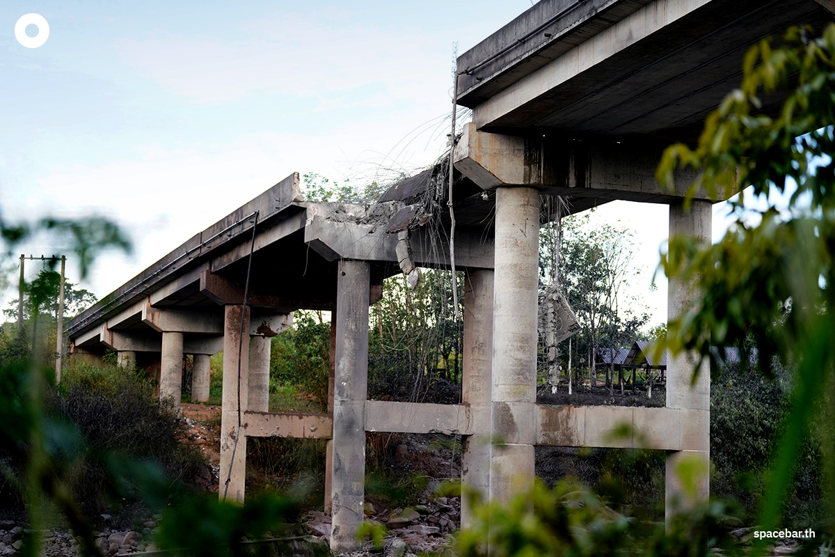 PhotoStory-ความเสียหายของสะพานจัยจุมเนี๊ยะหลังกองทัพอากาศส่ง F-16 ทิ้งไข่ถล่มเพื่อตัดเส้นทางลำเลียงอาวุธของกัมพูชาPhoto by STR / AFP