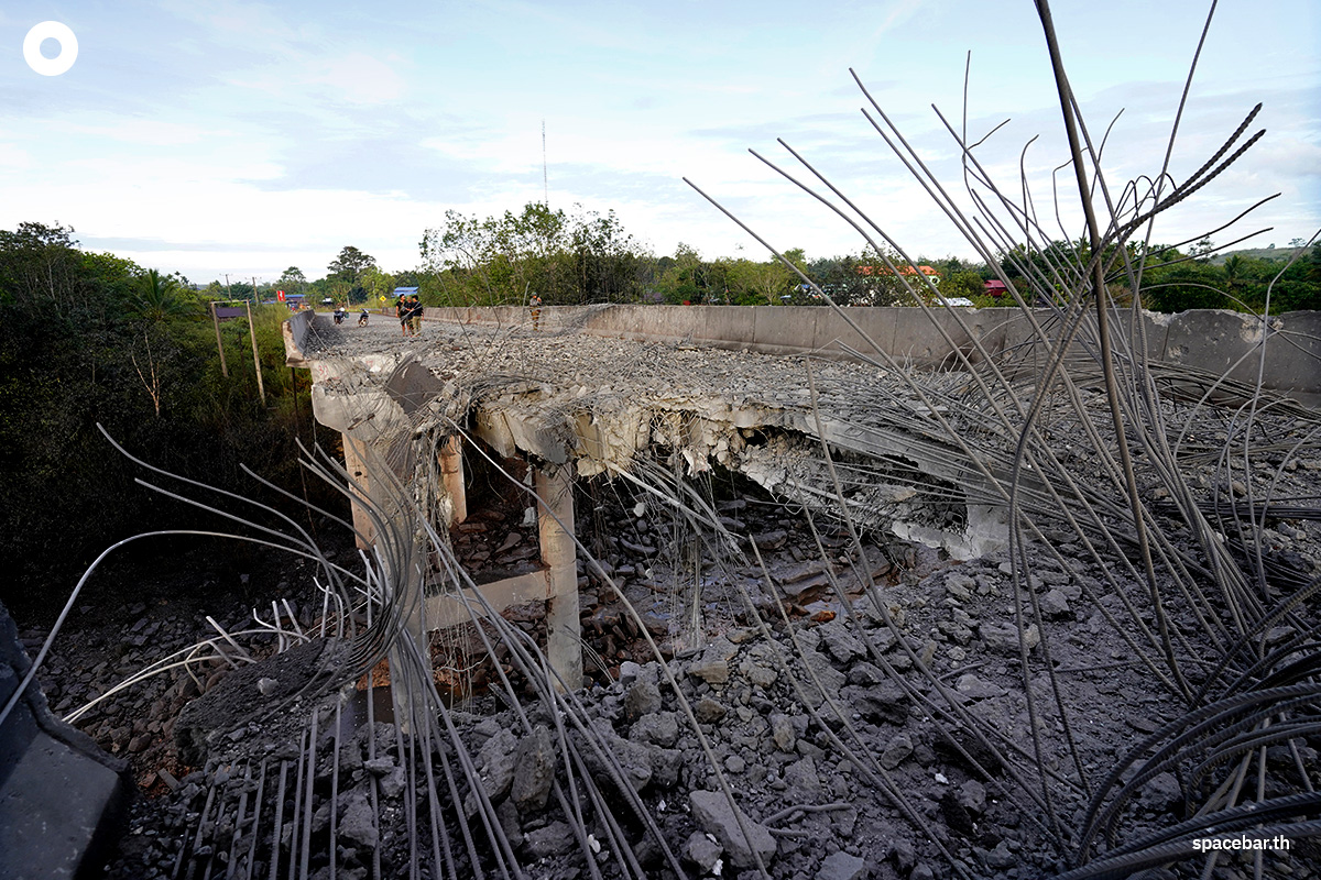 PhotoStory-ชาวกัมพูชายืนดูความเสียหายของสะพานจัยจุมเนี๊ยะหลังกองทัพอากาศส่ง F-16 ทิ้งไข่ถล่มเพื่อตัดเส้นทางลำเลียงอาวุธของกัมพูชาPhoto by STR / AFP