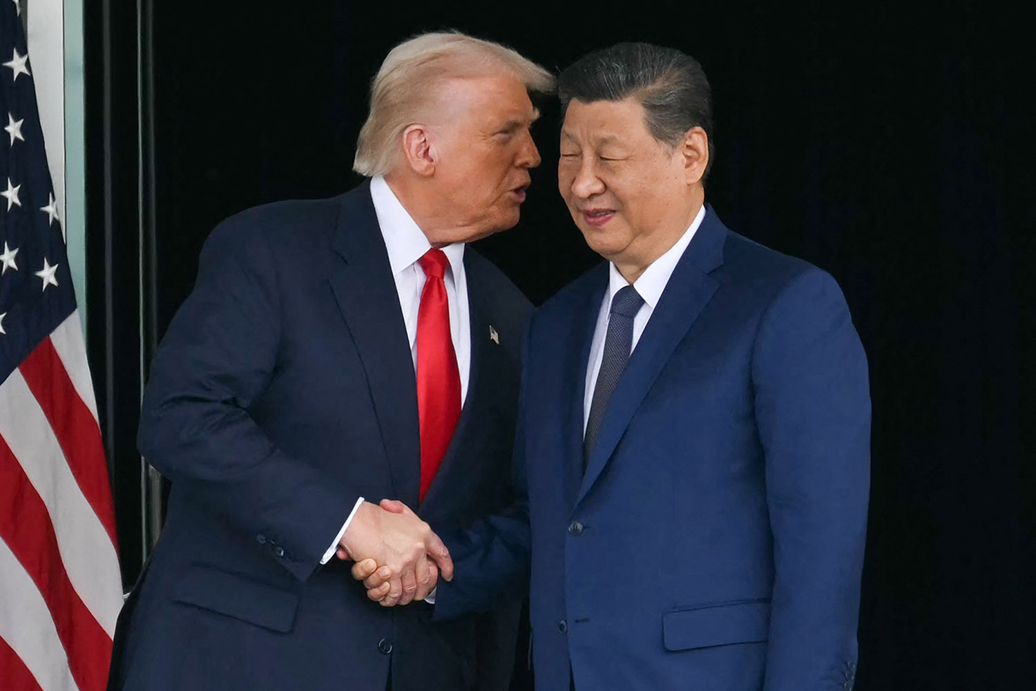 PhotoStory- ประธานาธิบดีโดนัลด์ ทรัมป์ ของสหรัฐฯ (ซ้าย) และประธานาธิบดีสี จิ้นผิง ของจีน (ขวา) จับมือกันหลังเสร็จสิ้นการเจรจา ณ ฐานทัพอากาศกิมแฮ ในเมืองปูซาน ประเทศเกาหลีใต้ เมื่อวันที่ 30 ตุลาคม 2025 (Photo by ANDREW CABALLERO-REYNOLDS / AFP)