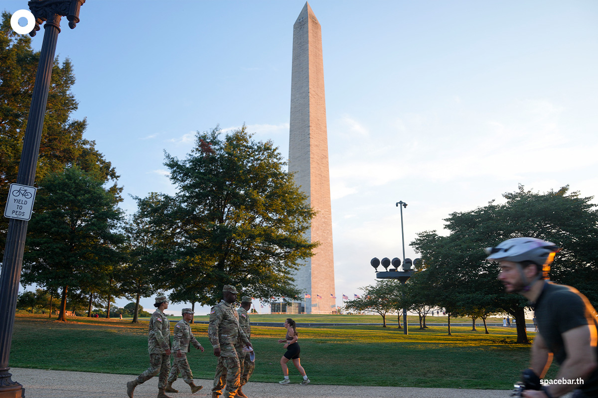 เจ้าหน้าที่กองกำลังป้องกันชาติเดินตรวจตราพื้นที่รอบๆ บริเวณ National Mall ในกรุงวอชิงตันดี.ซี. Photo by Kayla Bartkowski / GETTY IMAGES NORTH AMERICA / Getty Images via AFP