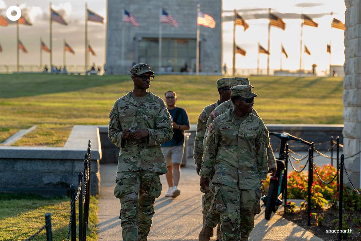 PhotoStory-เจ้าหน้าที่กองกำลังป้องกันชาติประจำการบริเวณ Washington Monument ในกรุงวอชิงตันดี.ซี. เพื่อป้องกันการก่ออาชญากรรม Photo by Andrew Leyden / GETTY IMAGES NORTH AMERICA / Getty Images via AFP