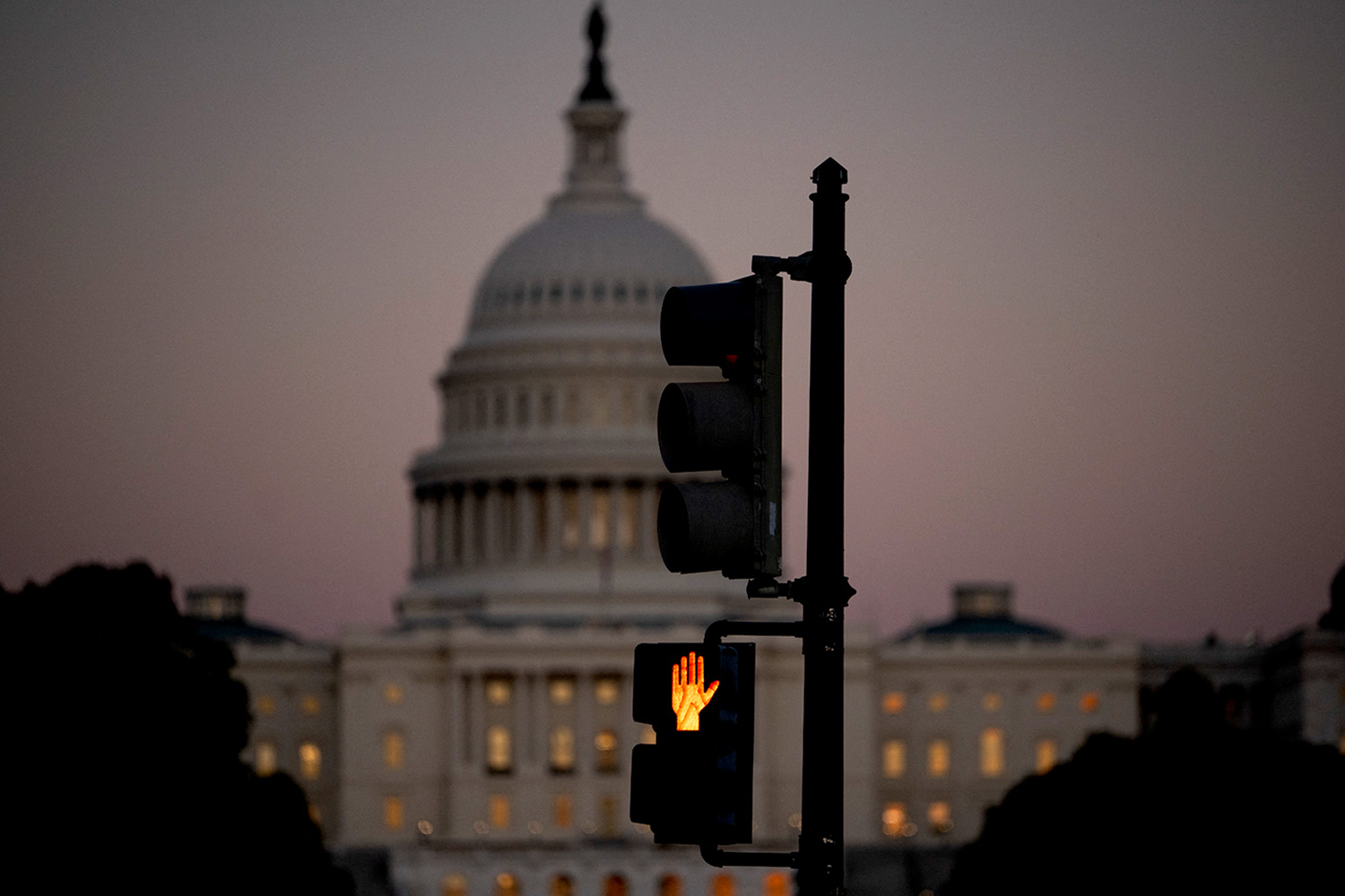 PhotoStory- อาคารรัฐสภาสหรัฐฯ ในกรุงวอชิงตัน ดี.ซี. เมื่อวันที่ 1 ตุลาคม 2025 ซึ่งเป็นวันแรกของการหยุดทำงานของรัฐบาลกลางสหรัฐฯ (Photo by ANDREW CABALLERO-REYNOLDS / AFP)